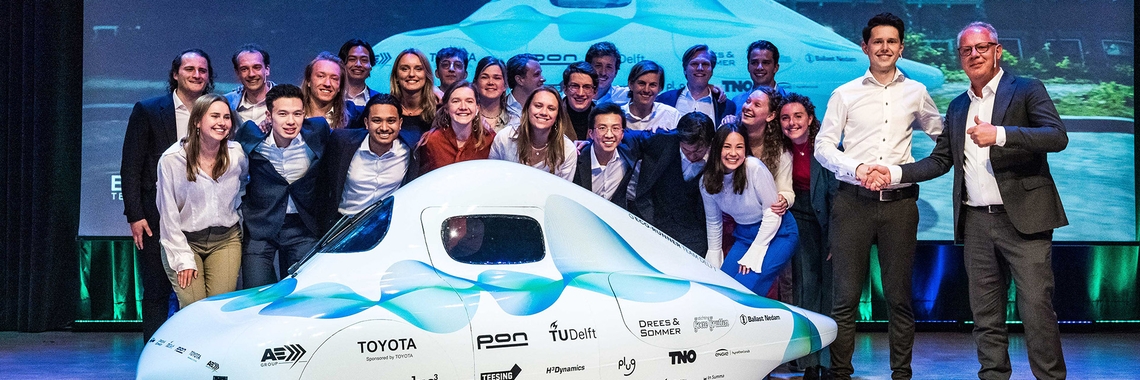 Toyota-Nederland-Eco-Runner-Team-Delft-naast-Eco-Runner-XIII