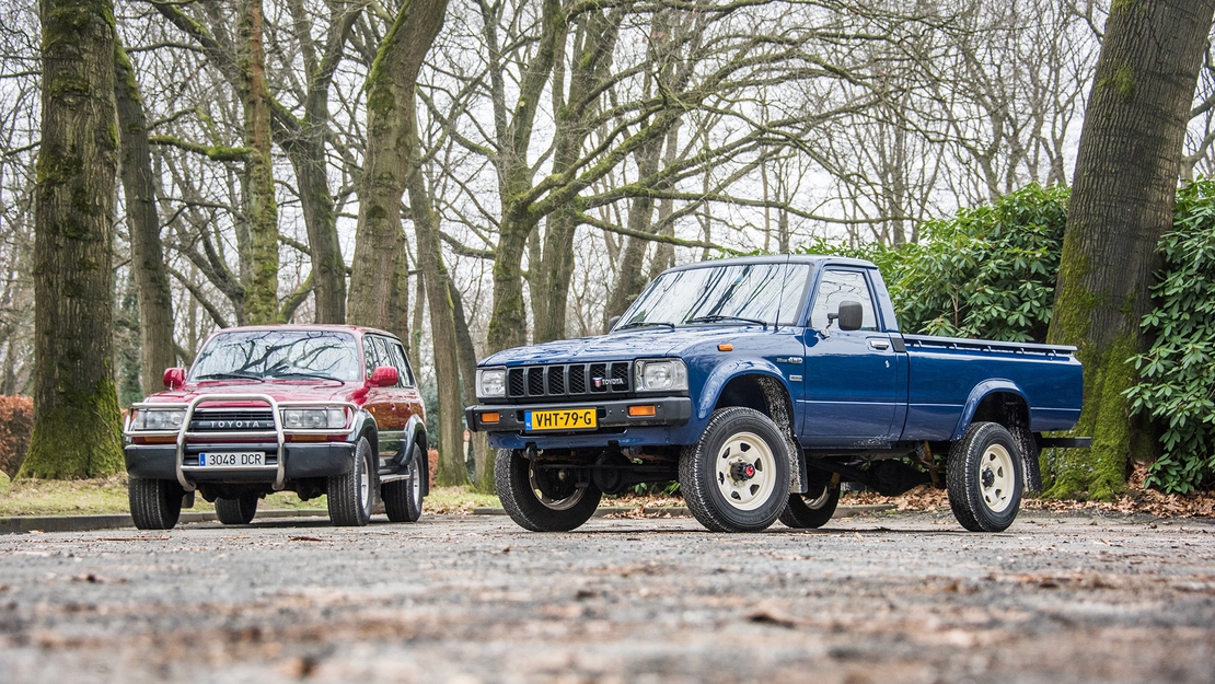 Toyota-Hilux-Land-Cruiser-HDJ80-exterieur-blauw-rood-voorzijde.jpg