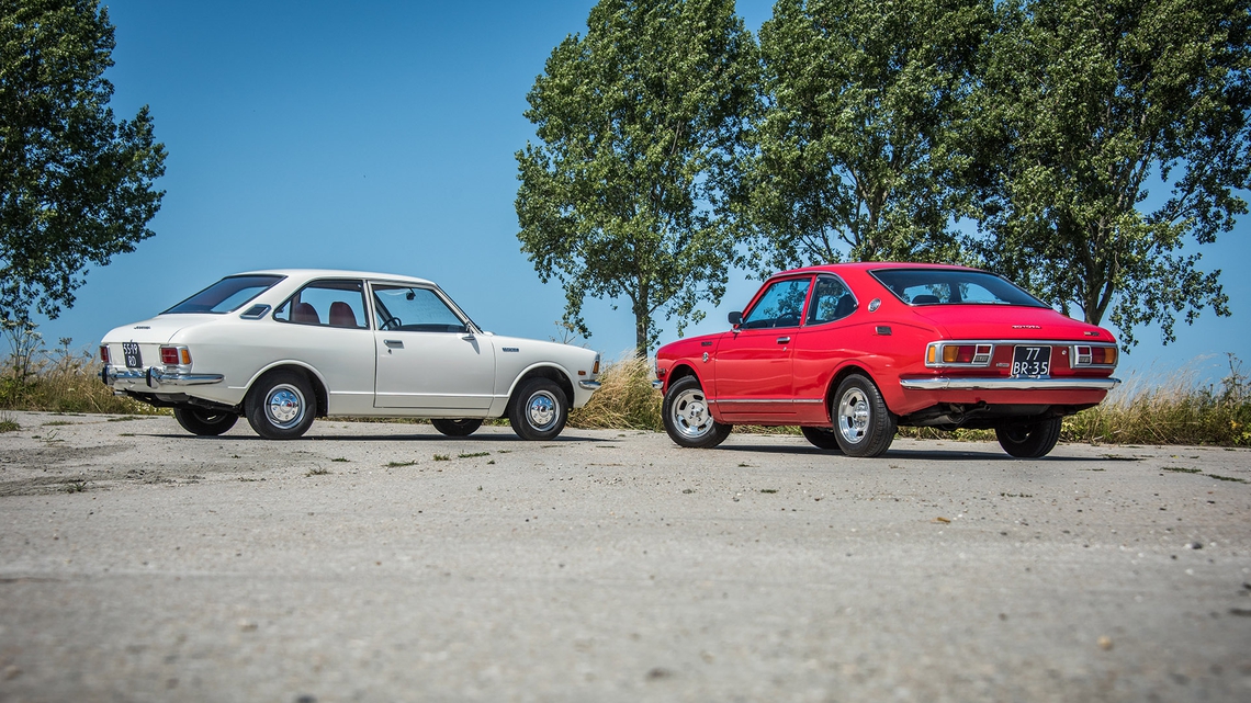 Toyota-Corolla-KE20-exterieur-wit-en-rood-achterkant-driekwart.jpg