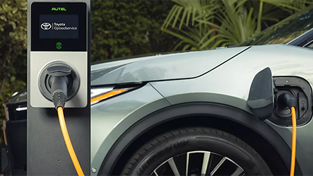 Toyota-oplaadservice-C-HR-plus-aan-laadpaal