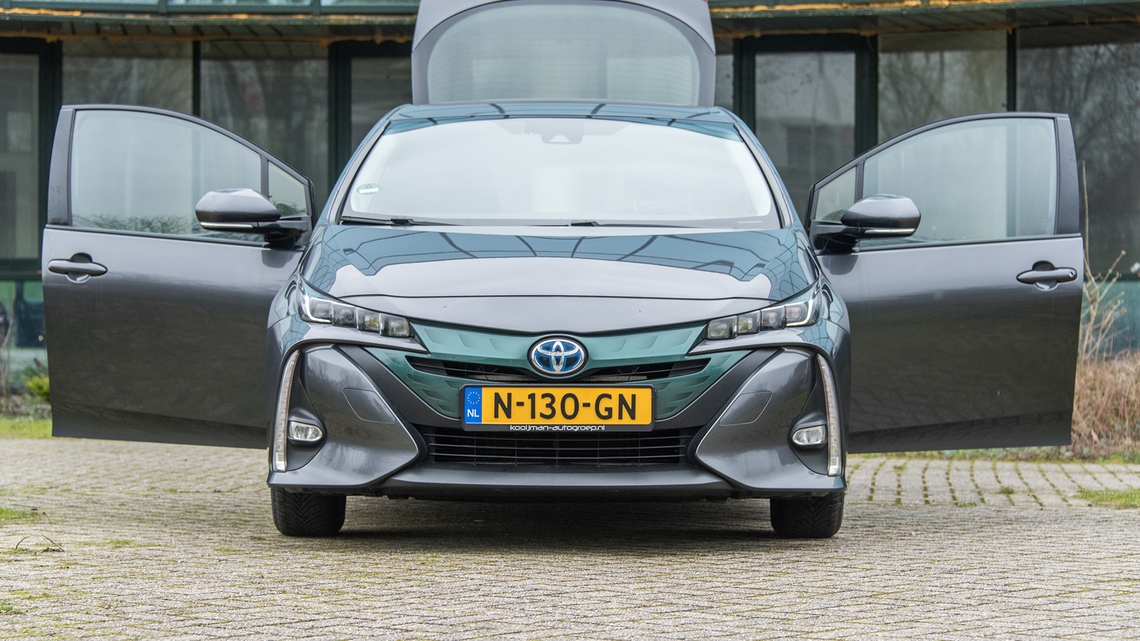 toyota-exterieur-priusphev-vooraanzicht-deuren-open