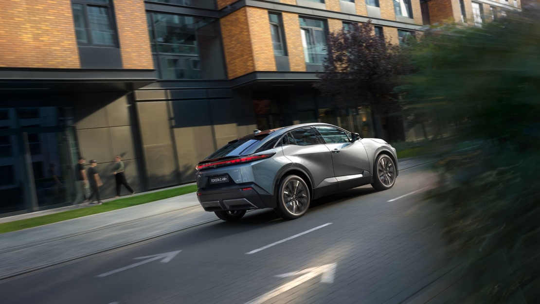 Toyota-C-HR-Plus-exterieur-rechtsachter-dynamisch