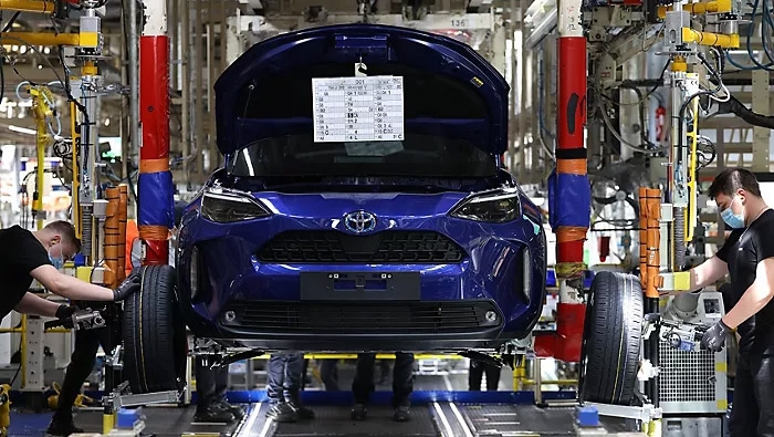 Toyota-Yaris-Cross-exterieur-voorkant-in-fabriek-assemblage_Medium-Landscape