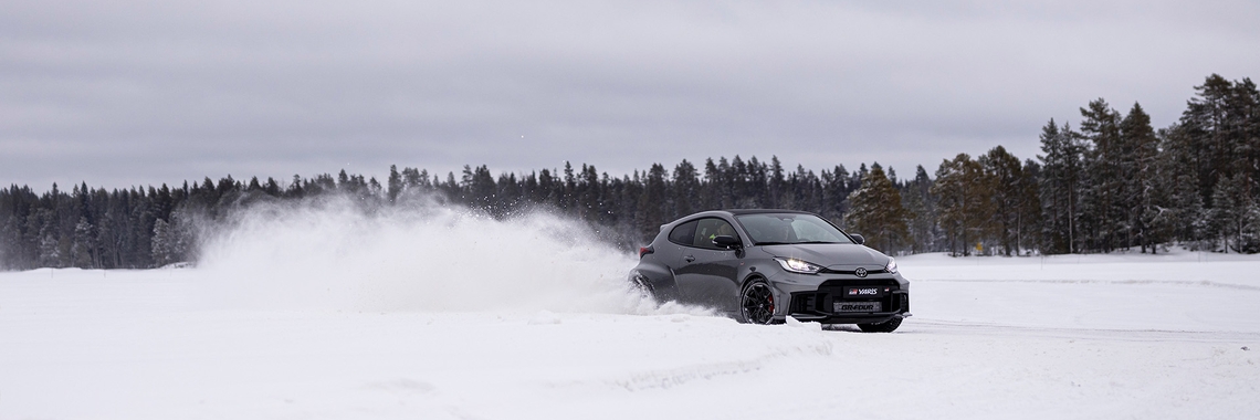 Toyota-GR-Yaris-exterieur-zijaanzicht-grijs-in-sneeuw